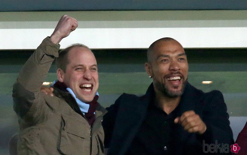 El Príncipe Guillermo celebra un gol del Aston Villa con John Carew