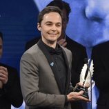 Jim Parsons recoge el Premio Stephen F. Kolzak en los GLAAD Awards de 2018
