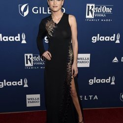 Ana Fernández en los GLAAD Awards de 2018