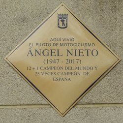 Placa homenaje a Ángel Nieto en su vivienda de Vallecas