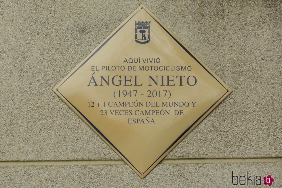 Placa homenaje a Ángel Nieto en su vivienda de Vallecas