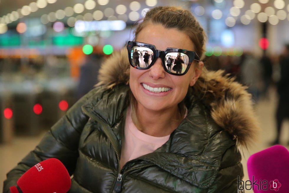 María Lapiedra, muy feliz en la Estación de Sants de Barcelona tras regresar de 'Supervivientes 2018'