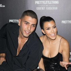 Kourtney Kardashian y Younes Bendjima en el evento 'PrettyLittleThing'
