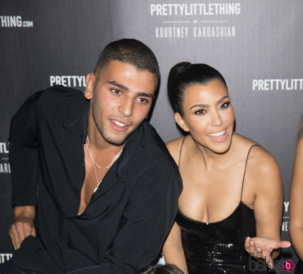 Kourtney Kardashian y Younes Bendjima en el evento 'PrettyLittleThing'
