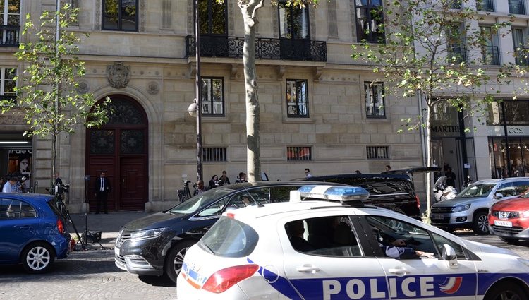 Coches de policía en el apartamento de Kim Kardashian de París después de ser atracada y maniatada en 2016