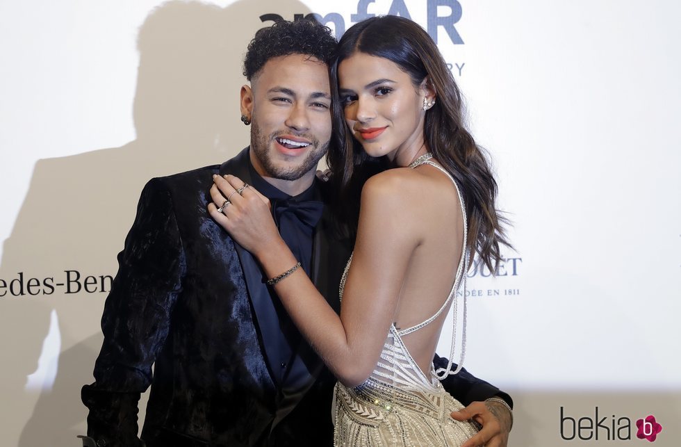 Neymar junto a su novia Bruna Marquezine en la alfombra roja de la gala amfAR 2018 en Brasil