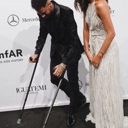 Bruna Marquezine acompañando a Neymar con muletas en la gala amfAR 2018 en Brasil