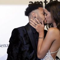 Neymar y Bruna Marquezine besándose en la gala amfAR 2018 en Brasil