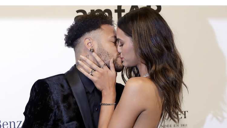 Neymar y Bruna Marquezine besándose en la gala amfAR 2018 en Brasil