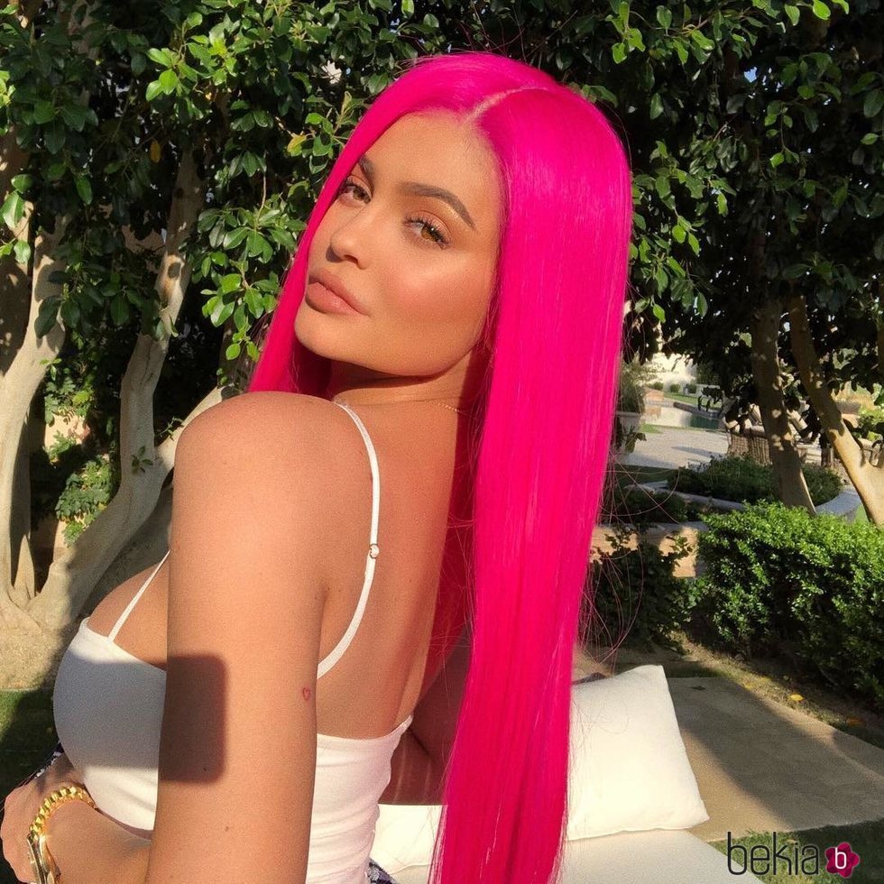 Kylie Jenner posa para una publicación de Instagram con el pelo teñido de rosa