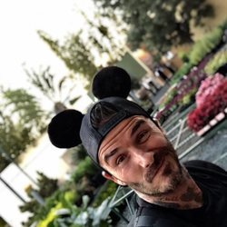 David Beckham con una gorra de Mickey Mouse en Dinseyland