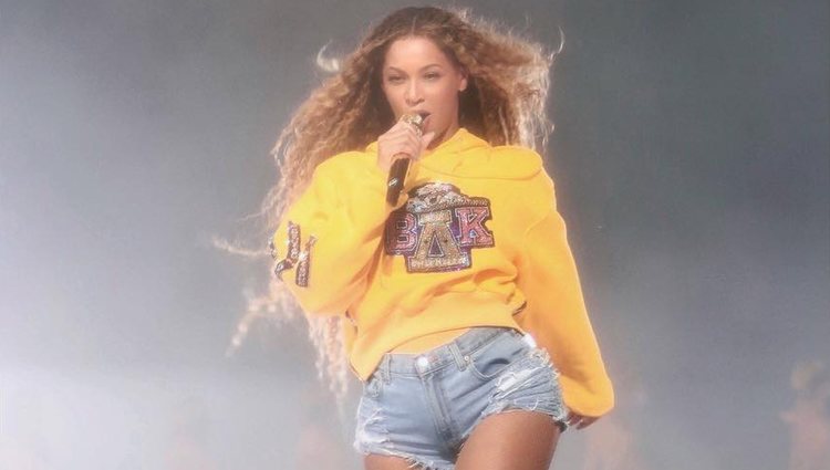 Beyoncé comenzando su concierto durante el festival Coachella 2018