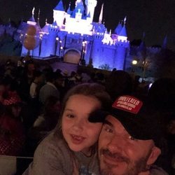 David Beckham en Disneyland junto a su hija Harper Seven