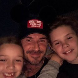 David Beckham en Disneyland junto a su hijo Cruz y su hija Harper Seven