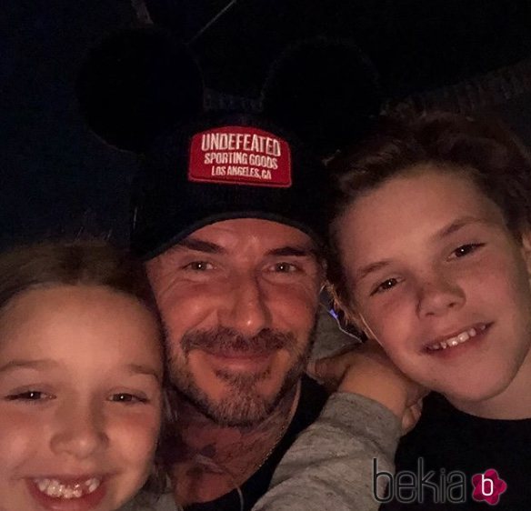 David Beckham en Disneyland junto a su hijo Cruz y su hija Harper Seven