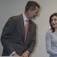 Los Reyes Felipe y Letizia, muy cómplices en la entrega de las becas 'la Caixa'