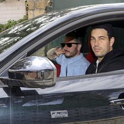Mario Casas llegando a su casa en el coche de Blanca Suárez