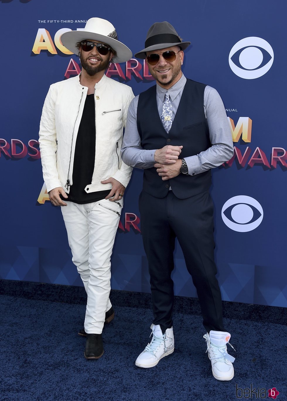 Preston Brust y Chris Lucas en los premios CMA Awards 2018