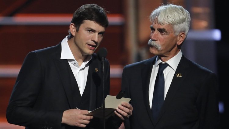 Ashton Kutcher y Sam Elliott otorgan un premio en los CMA Awards 2018