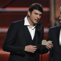 Ashton Kutcher y Sam Elliott otorgan un premio en los CMA Awards 2018