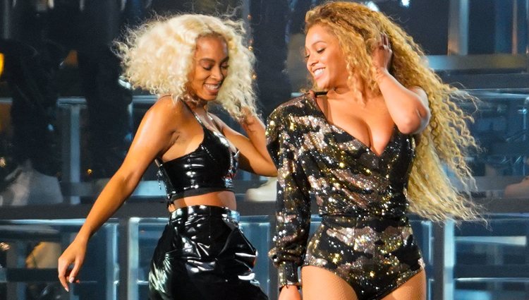 Beyoncé y Solange Knowles actuando en el Coachella 2018