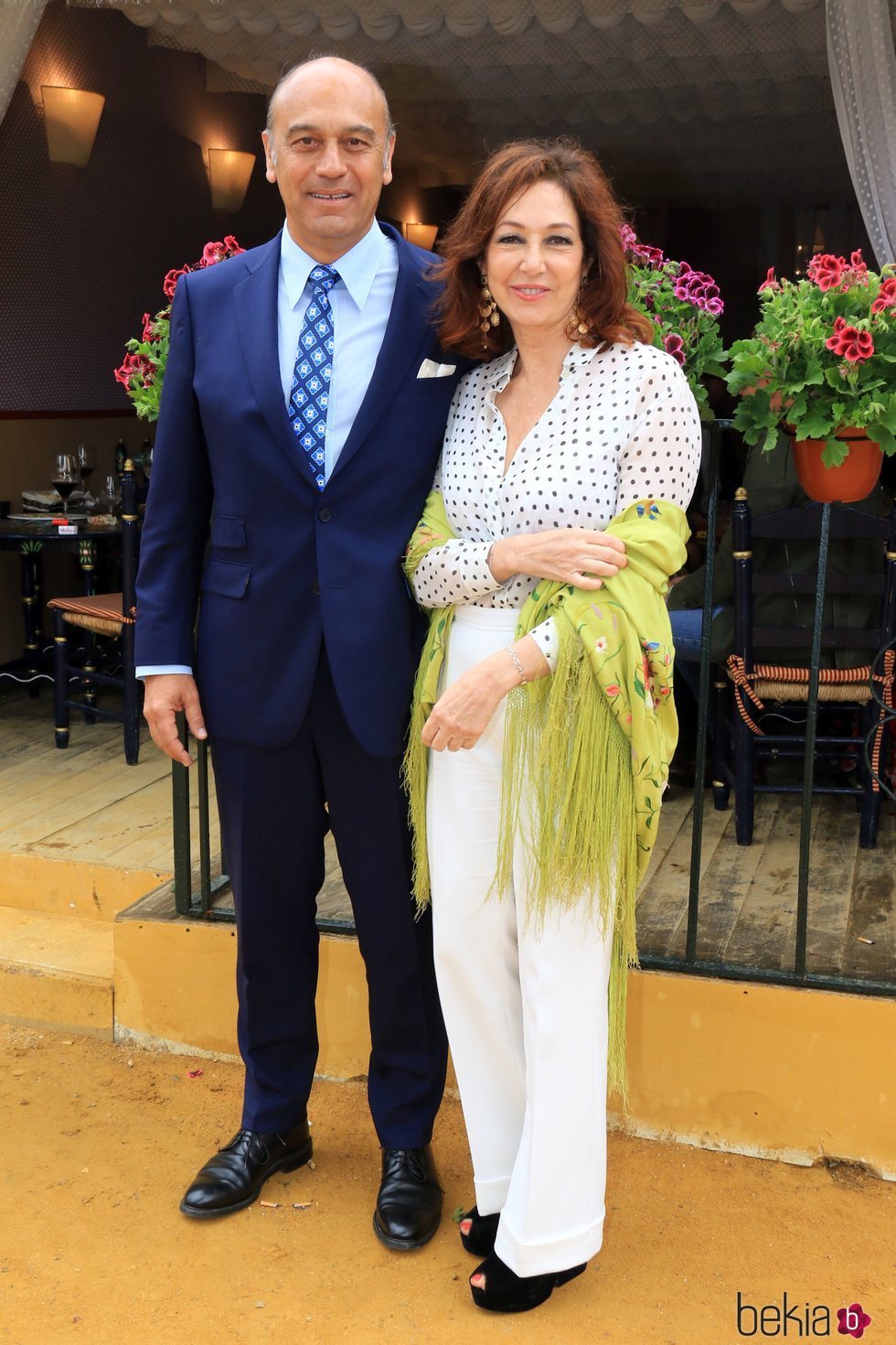 Ana Rosa Quintana con su marido en la Feria de Abril 2018