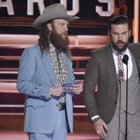 Los Hermanos Osborne recogiendo un premio en los CMA Awards 2018