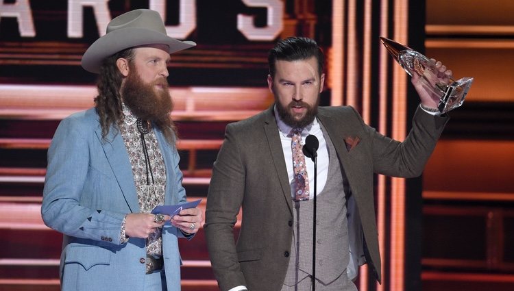 Los Hermanos Osborne recogiendo un premio en los CMA Awards 2018