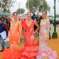 Jessica Bueno junto a dos amigas en la Feria de Abril 2018