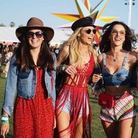 Alessandra Ambrosio y unas amigas en el Coachella 2018