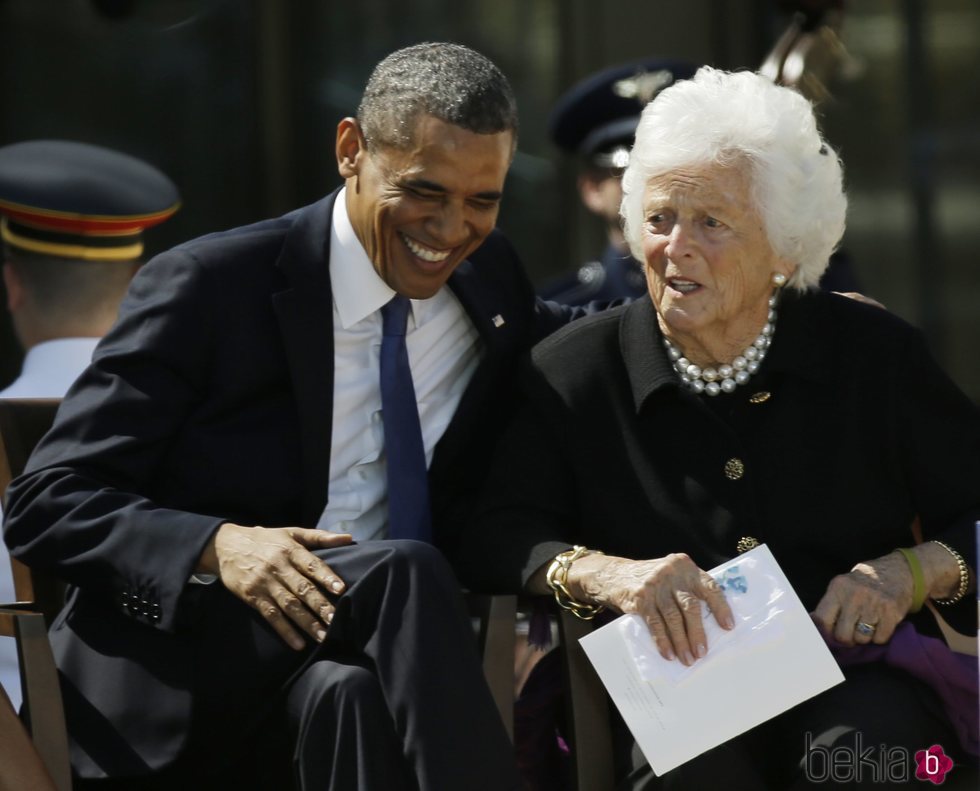 Barbara Bush junto a Barack Obama en el George W. Bush Presidential Center