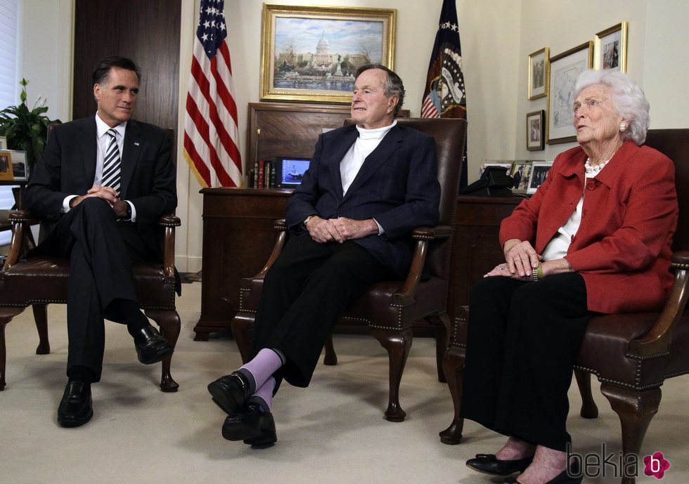 Barbara Bush junto a George H. W. Bush y Mitt Romney
