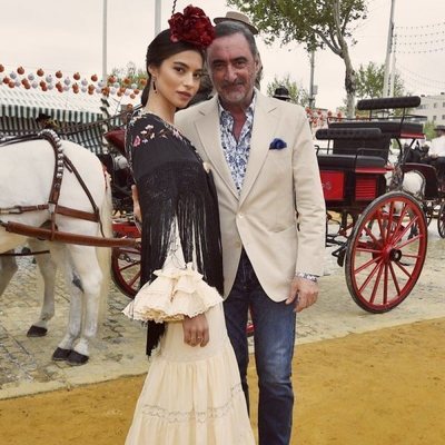 Rocío Crusset junto a su padre Carlos Herrera en la Feria de Abril 2018