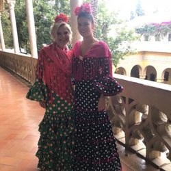 Eugenia Martínez de Irujo y su hija Cayetana Rivera vestidas de flamencas