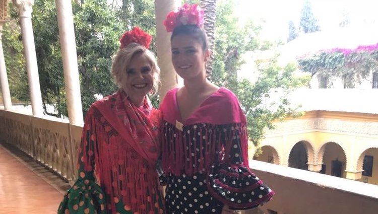 Eugenia Martínez de Irujo y su hija Cayetana Rivera vestidas de flamencas