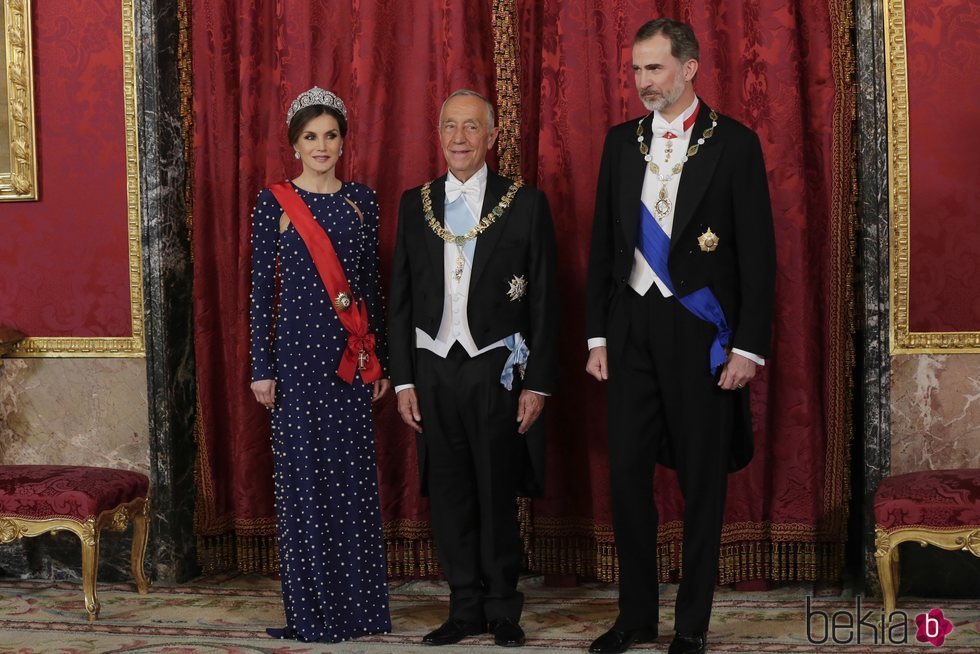 Los Reyes Felipe y Letizia con el presidente de Portugal, Marcelo Rebelo de Sousa, en la cena de gala en el Palacio Real