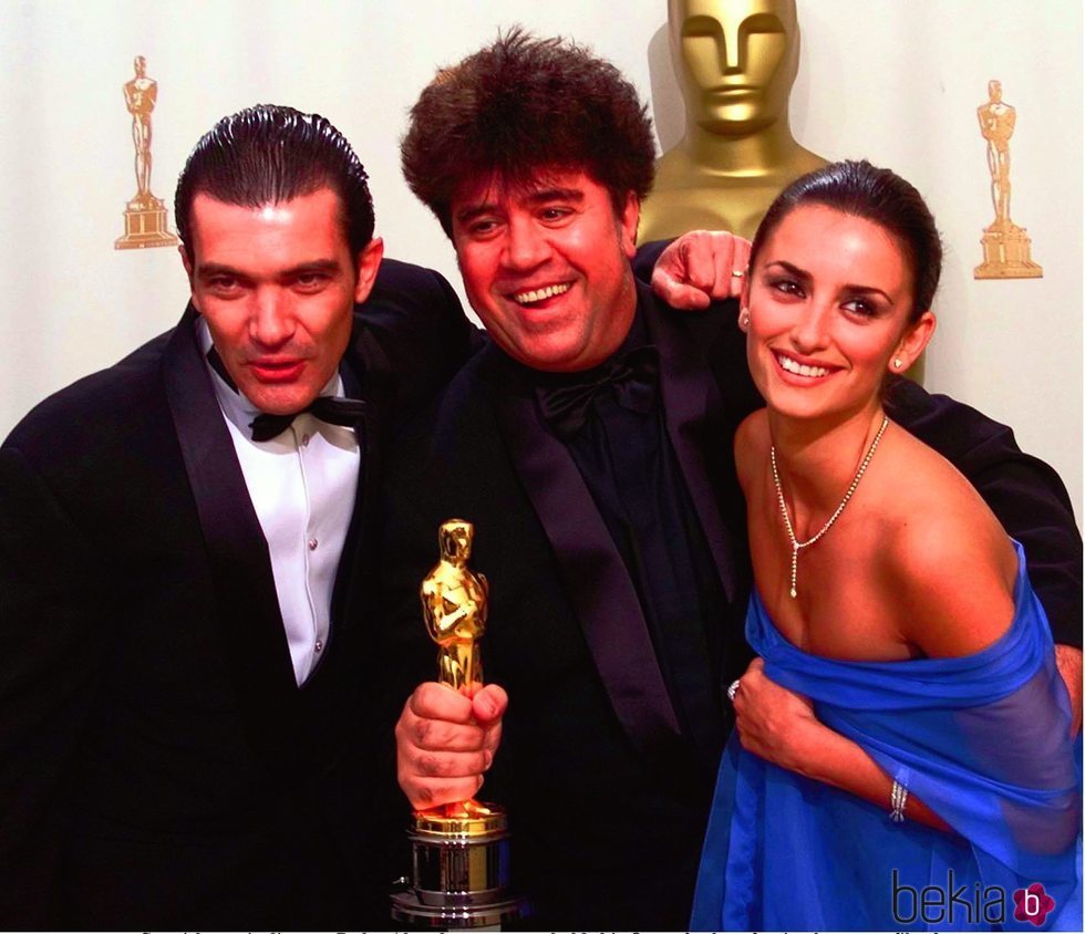 Pedro Almódovar, Antonio Banderas y Penélope Cruz posando con un Oscar