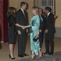 Los Reyes Felipe y Letizia saludan a Luis Figo y Helen Svedin en la cena ofrecida por el presidente de Portugal en El Pardo