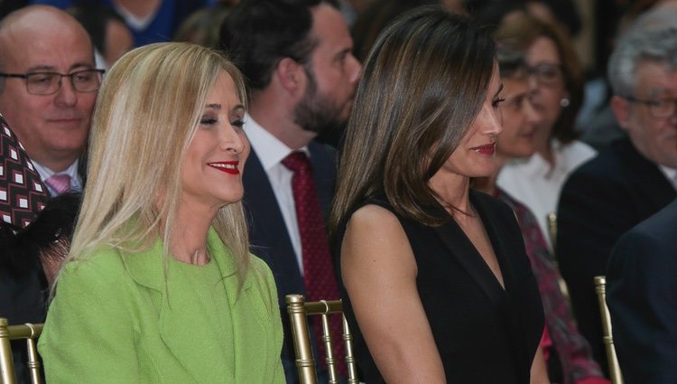 Cristina Cifuentes y la Reina Letizia en la entrega de los Premios SM de LIteratura Infantil y Juvenil