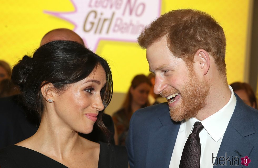 Meghan Markle y el Príncipe Harry de Inglaterra muy cómplices evento Women's Empowerment en Londres