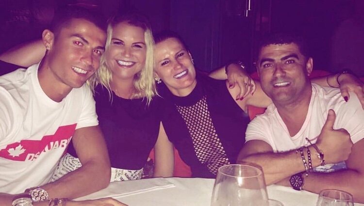 Los hermanos Elma, Hugo, Katia y Cristiano Ronaldo Aveiro posando muy sonrientes