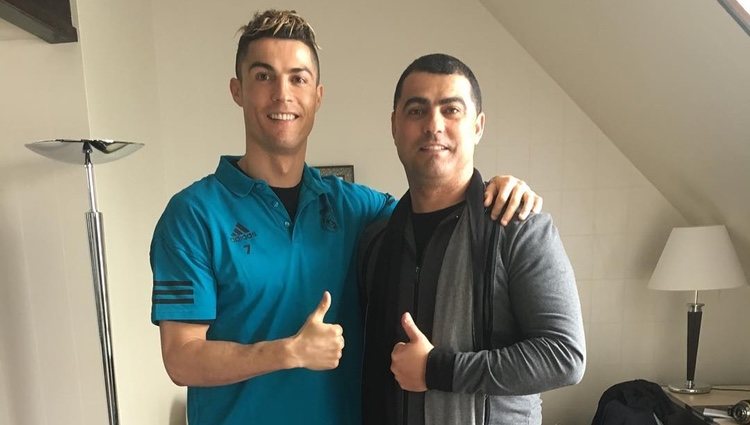 Cristiano Ronaldo posando feliz junto a su hermano Hugo Aveiro