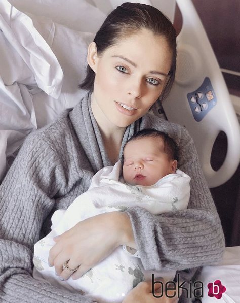 Coco Rocha con su hijo recién nacido