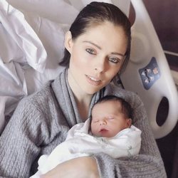 Coco Rocha con su hijo recién nacido