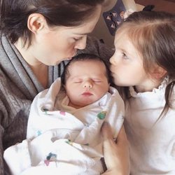 Coco Rocha con sus dos hijos tras dar a luz