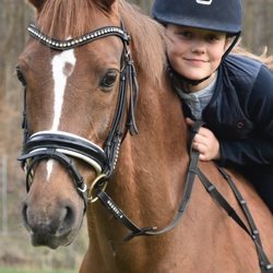 Isabel de Dinamarca montando a caballo en su onceavo cumpleaños