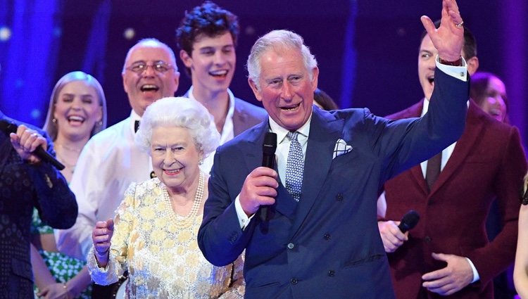 Isabel II y el Príncipe Carlos en el concierto del 92 cumpleaños de la Reina