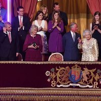 Isabel II saluda al público del Royal Albert Hall desde su palco de honor