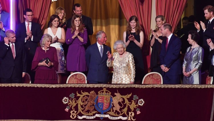 Isabel II saluda al público del Royal Albert Hall desde su palco de honor