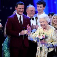 Isabel II recibe un ramo de flores durante el concierto en honor a su 92 cumpleaños